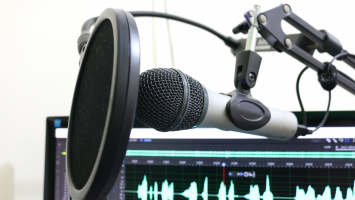 microphone and a computer podcasting set up